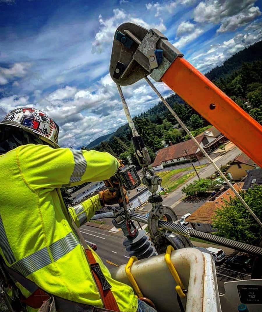 Linehand working at the jib of a bucket truck